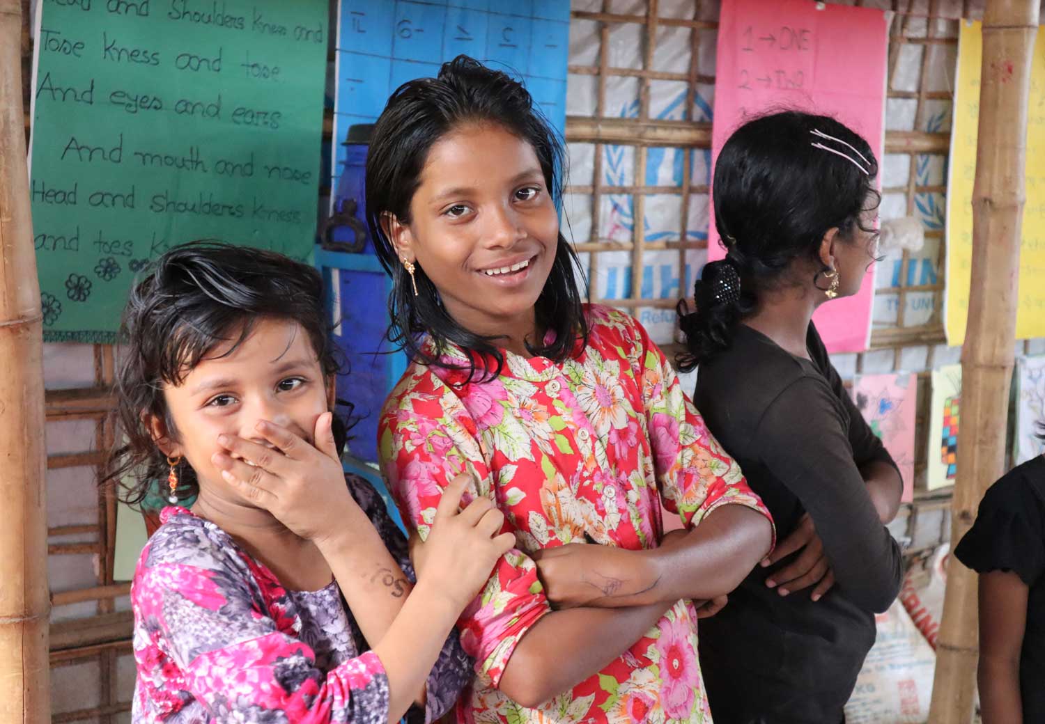 Glade jenter på et læringssenter i en av flyktningleirene i Bangladesh.