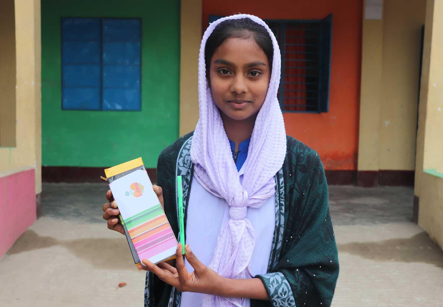 Jente på skolen i Bangladesh.