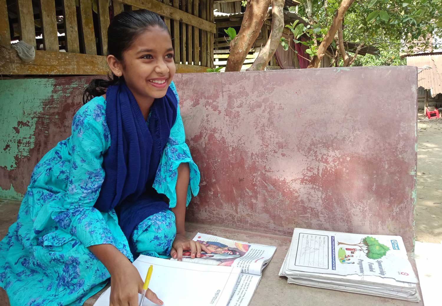 Jente på skole i Bangladesh.