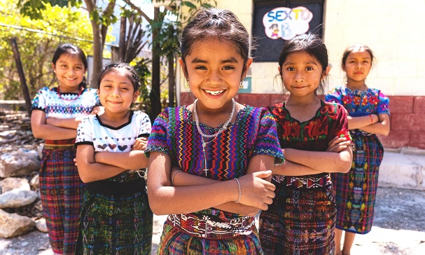 Smilende jenter med armenei kors i Guatemala
