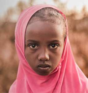 Jente fra Somalia. Gi en donasjon til arbeidet vårt for jenters rettigheter.