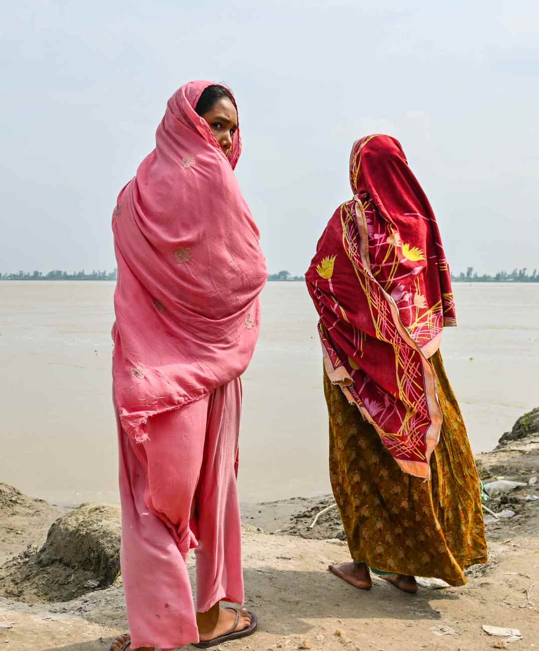 Mor og datter står ved havet i Bangladesh