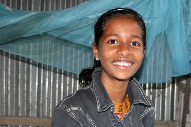 Jente fra Bangladesh smiler
