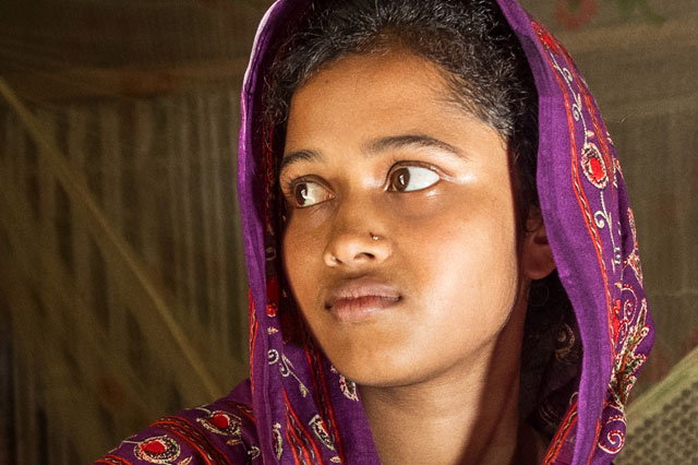 Jente fra Bangladesh ser utover