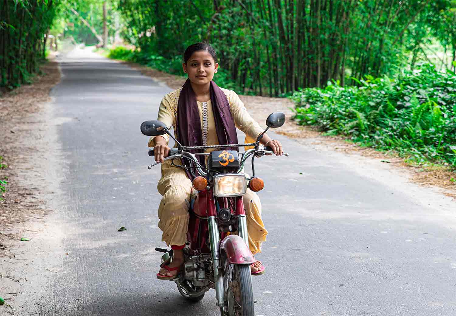 16 år gamle Antora fra Bangladesh, som kjører på motorsykkelen sin.