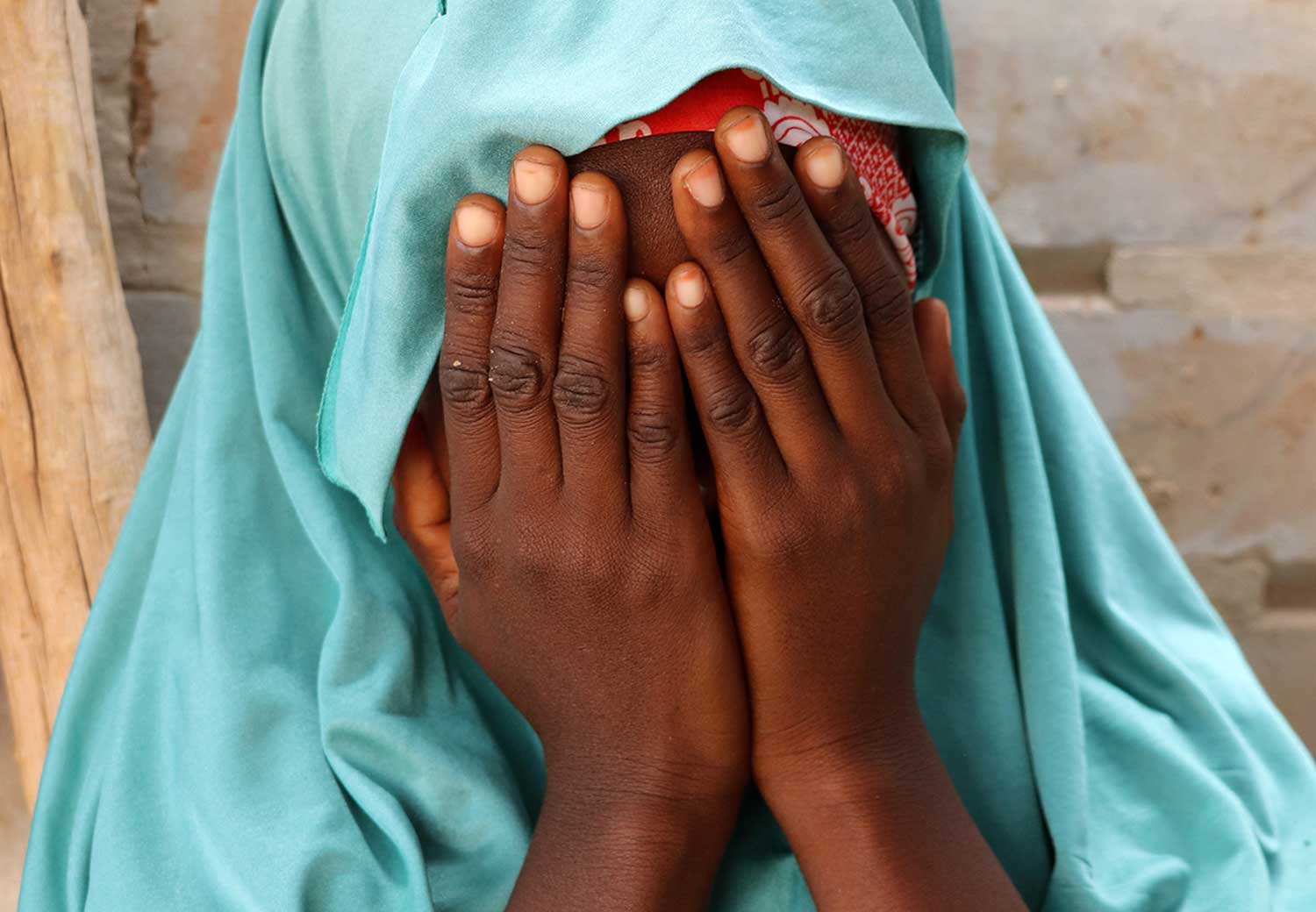 Atou fra Niger gjemmer ansiktet sitt. Hun ble giftet bort da hun bare var 11 år.