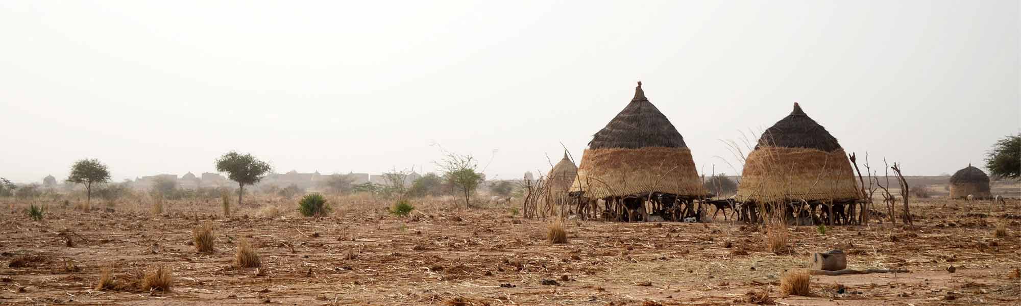 Kornmagasin i åpent landskap i Niger