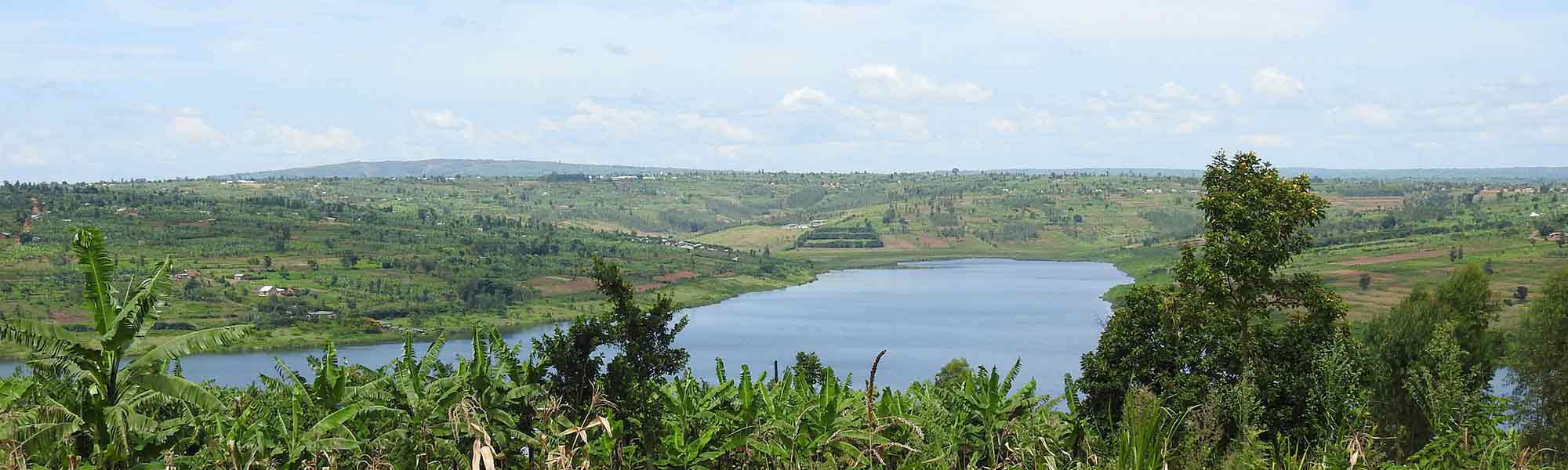 Innsjø i Rwanda omgitt av grønt landskap