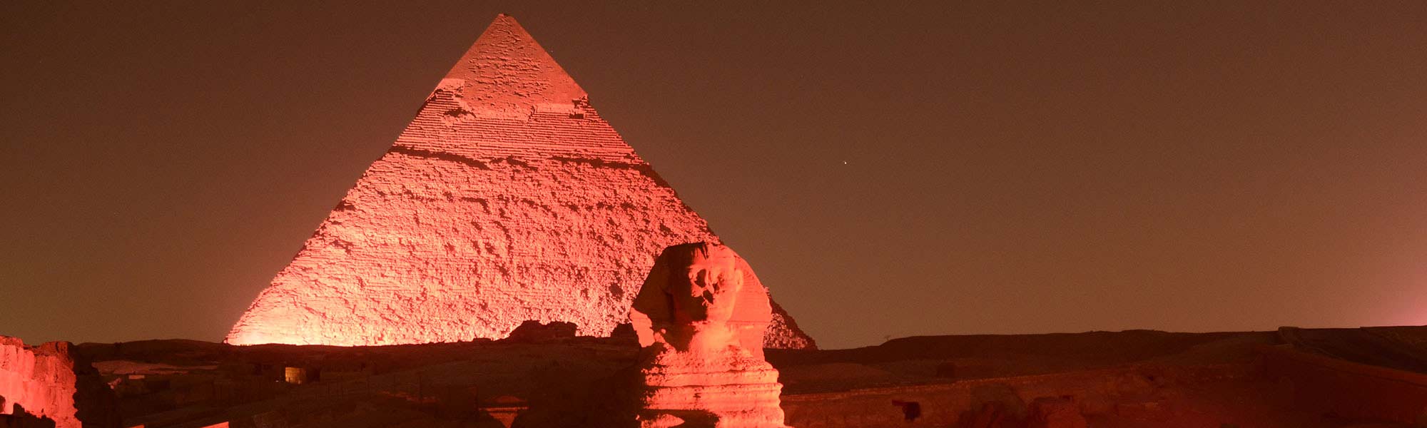 Keops pyramiden i Egypt farget rosa i forbindelse med Den internasjonale jentedagen