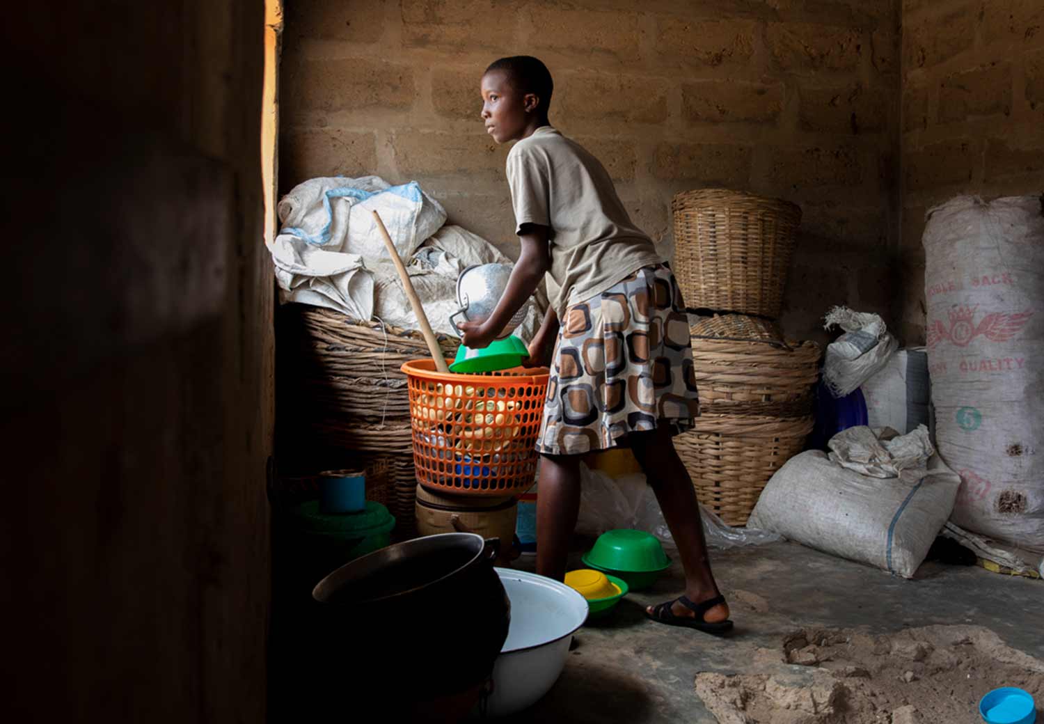 Esther fra Ghana gjør husarbeid.