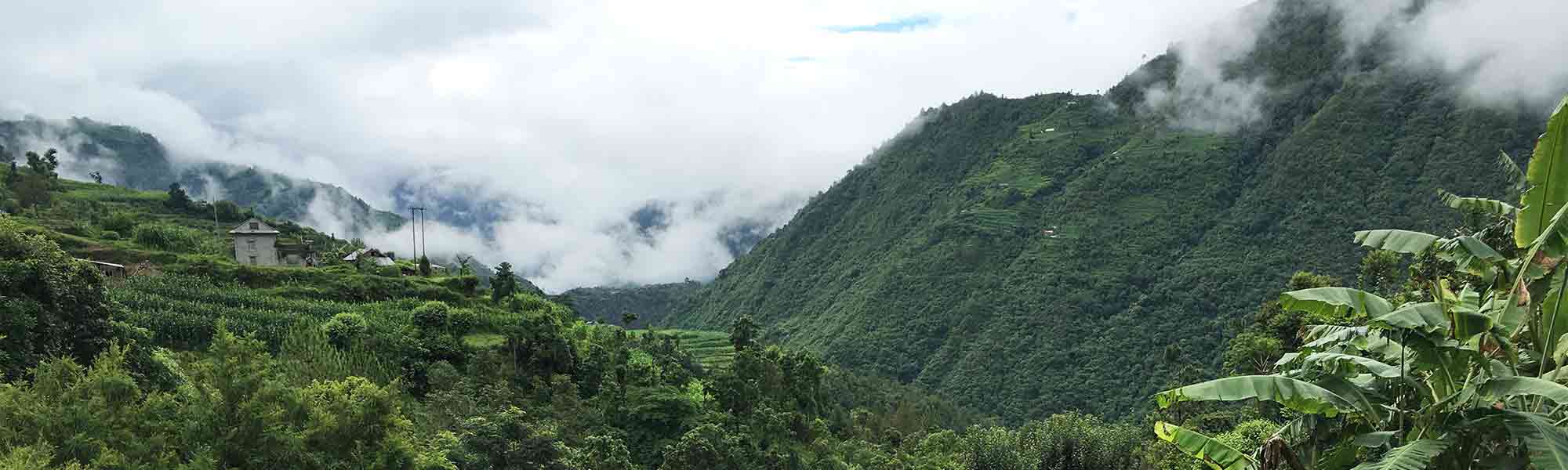 Fjell i kupert landskap med grønne trær i Makwanpur i Nepal