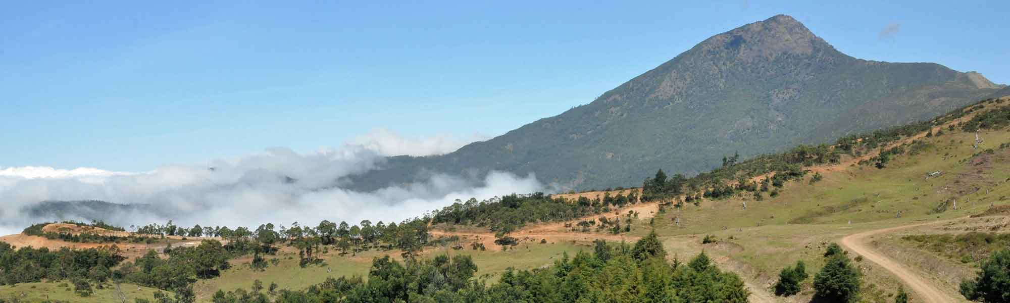 Landskap med fjell og skyer i Øst-Timor