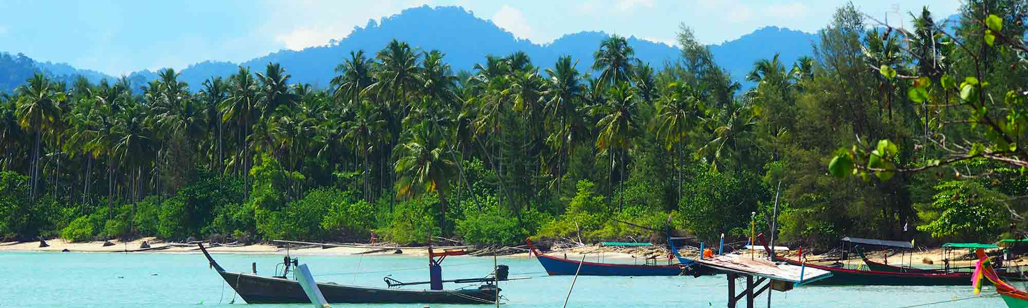 Tradisjonelle fiskebåter langs kysten ved Andmanhavet i Thailand