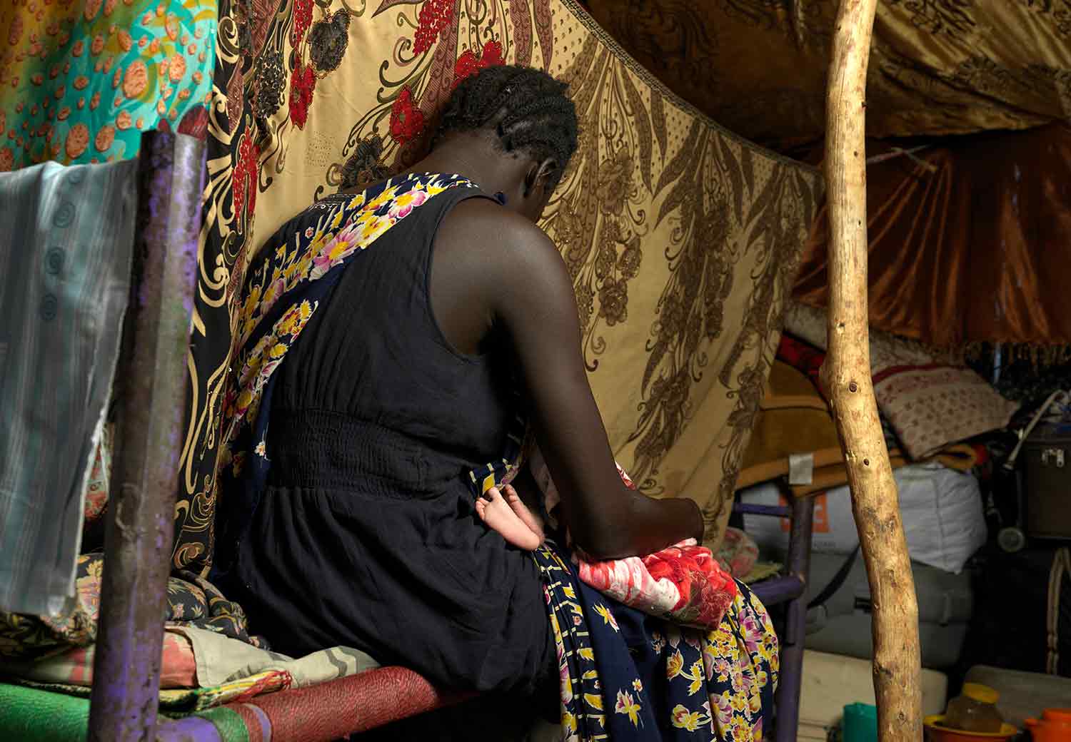 Sara passer på søsknene sine på tilfluktsstedet i Renk, Sør-Sudan.