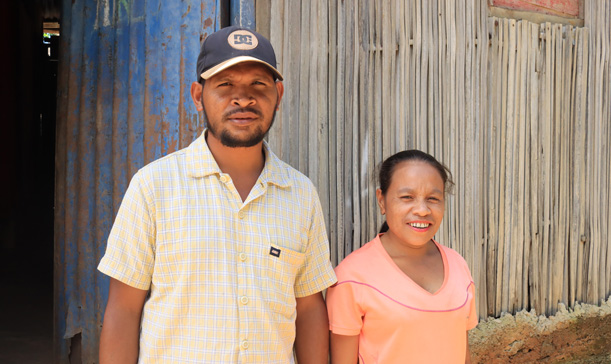 To foreldre fra Øst Timor deltar i Plan likestillingsprosjekt