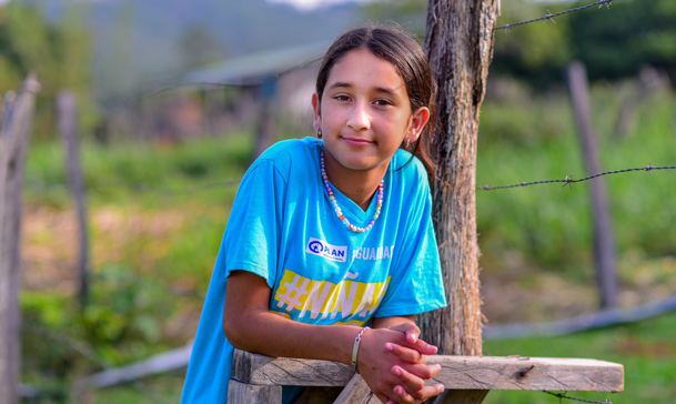 Leseglad jente fra Honduras
