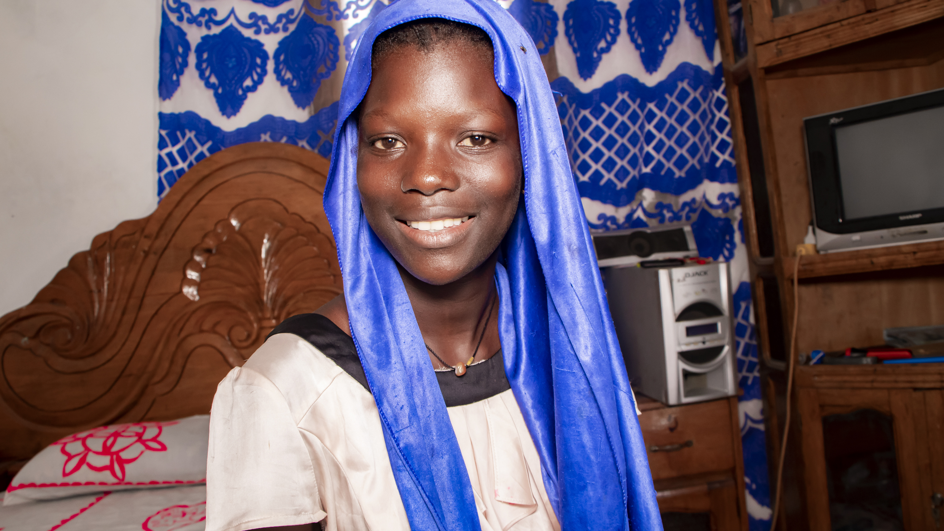 Jente i Senegal smiler mot kameraet