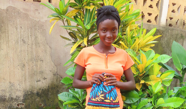 Jente fremfor planter i Sierre Leone