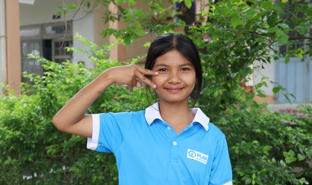 Jente fra Vietnam viser Girlsgetequal tegn