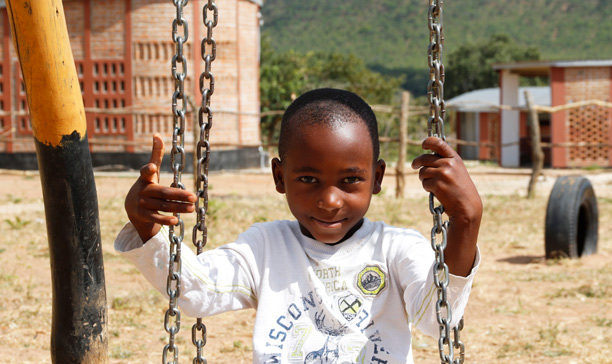 Barn på huske i Zambia