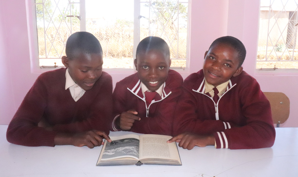 Ungdommer på skolen i Zimbabwe