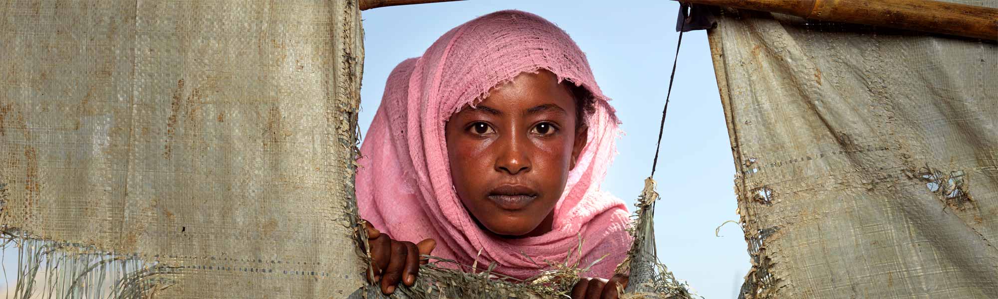 Jente fra Sudan titter.