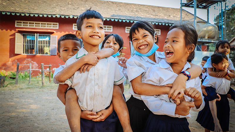 Barneskolebarn i Kambondsja leker ute