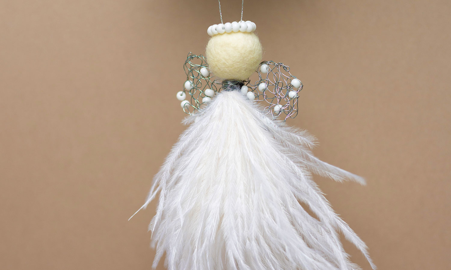 Julegaver med mening: Juleengel med hvite perler. Foto.