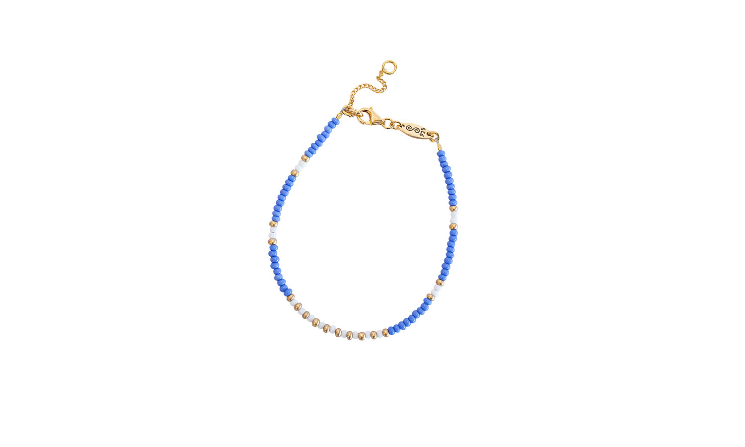 Gave med mening: Perlearmbånd med glassperler i blå, gull og hvit. Sølvlås Hvit bakgrunn. Foto.