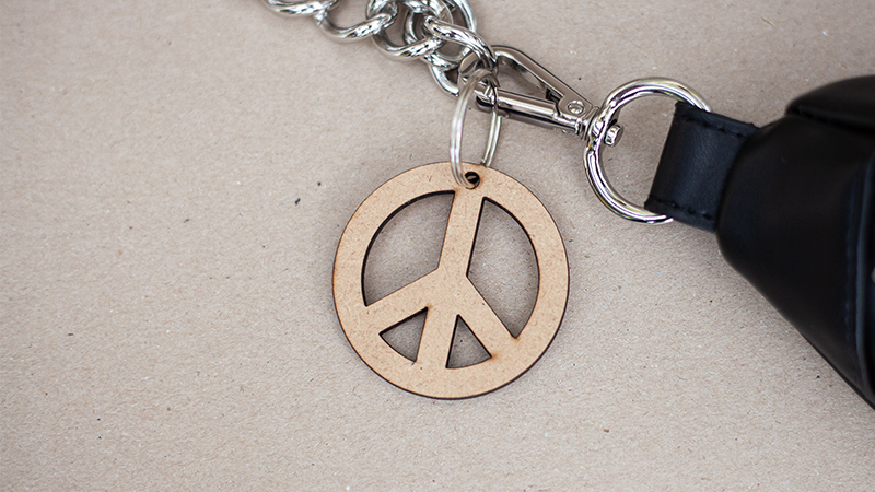 Gaver med mening: Nøkkelring, peacetegn. Foto.