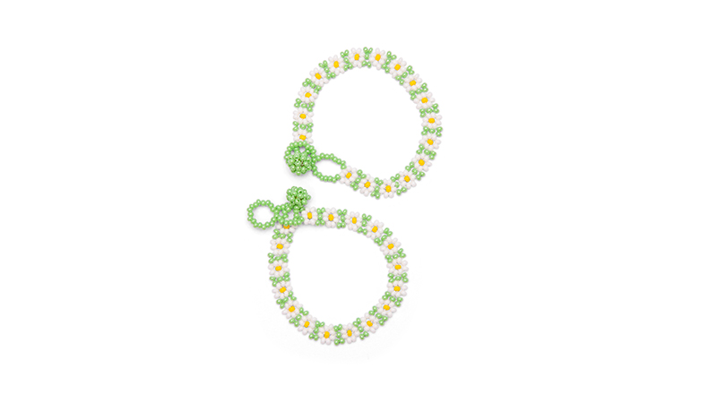 Gaver med mening: Vennskapsarmbånd til barn. Perler, sett med to. Foto.