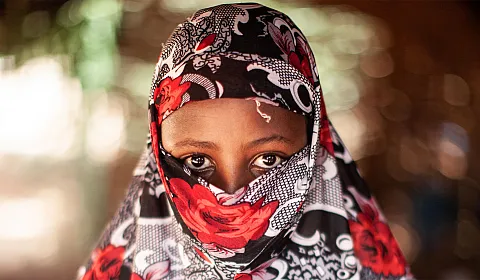 Portrett av jente tildekket med sjal i Niger