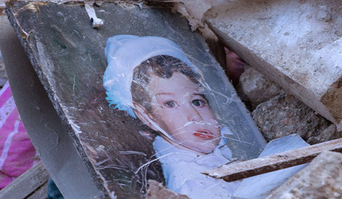 Bilde av et lite barn i ruinene etter jordskjelvet som rammet Syria og Tyrkia.