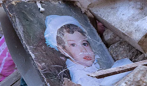 Bilde av et lite barn i ruinene etter jordskjelvet som rammet Syria og Tyrkia.