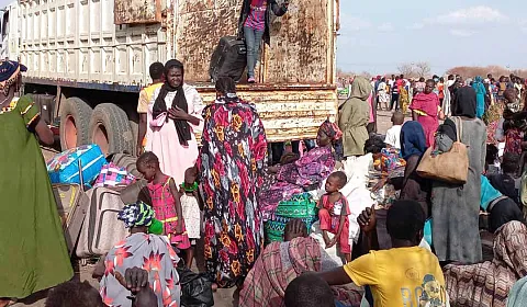 Barn og voksne i Sudan som har flyktet unna konfiktområdene.