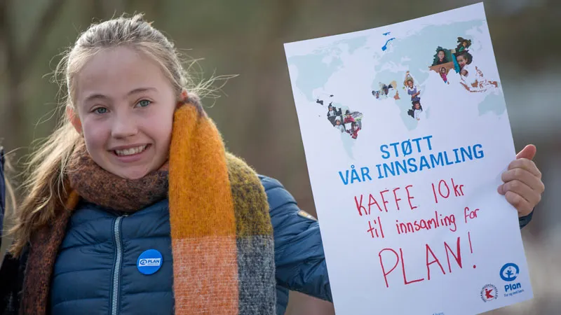 jente med plakat som oppfordrer til å kjøpe kaffe til støtte for Plan