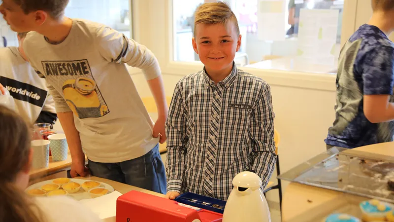 Gutt viser frem salgsutstillingen sin