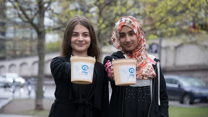 To elever fra Lofsrud skole som holder bøsser