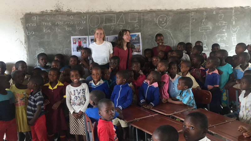 Elever fra Norge på besøk i et klasserom i Zimbabwe