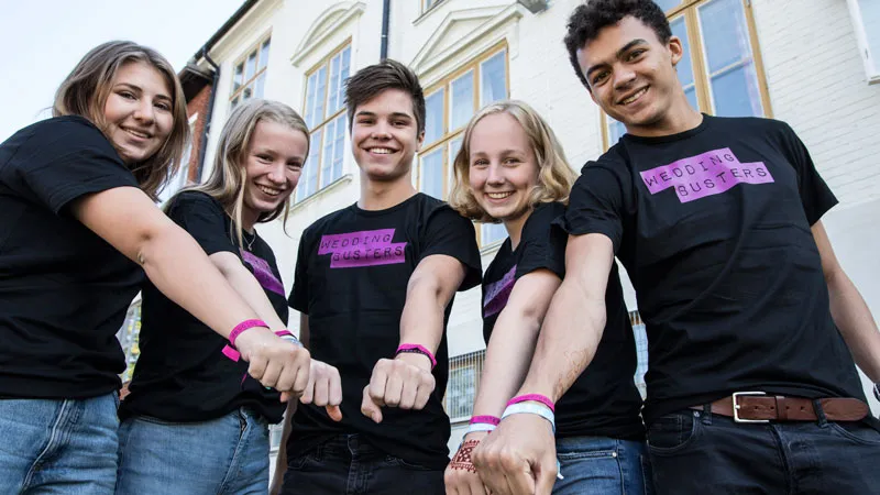 norske ungdommer med wedding busters-trøyer