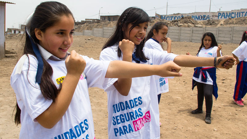 Selvforsvar for jenter i Peru, organisert av Plan