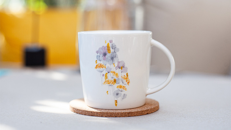 Gavetips til henne - porselenskopp med blomstermotiv