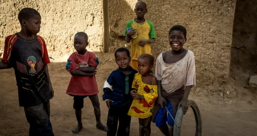 Barn leker i byen Djenne