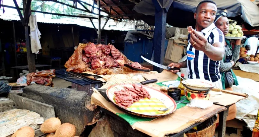 Bushmeat for salg på Makenene-markedet