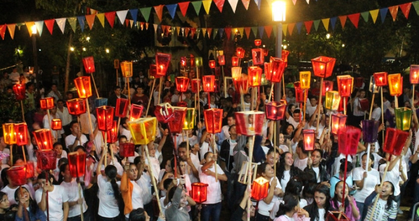 En gruppe studenter holder opp lanterner
