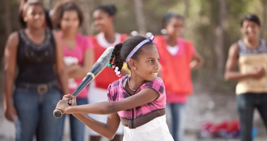 En jente spiller baseball