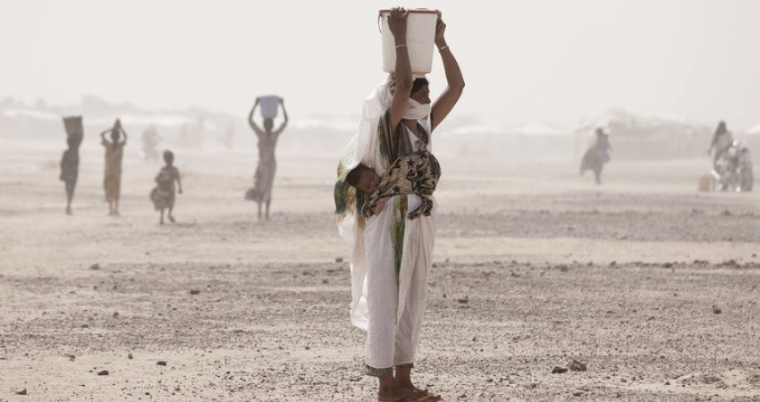 Flyktninger trosser sandstormer for å hente vann