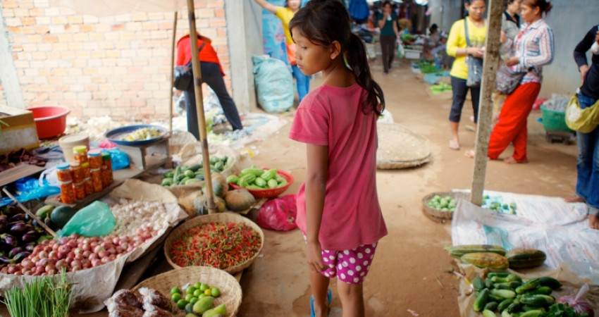 En jente går på grønnsaksmarkedet