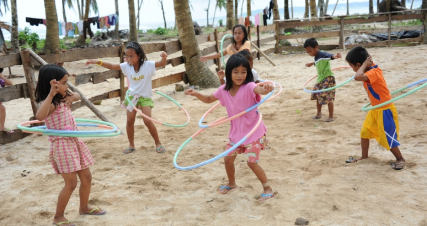 Barn leker med rockeringer på Filippinene