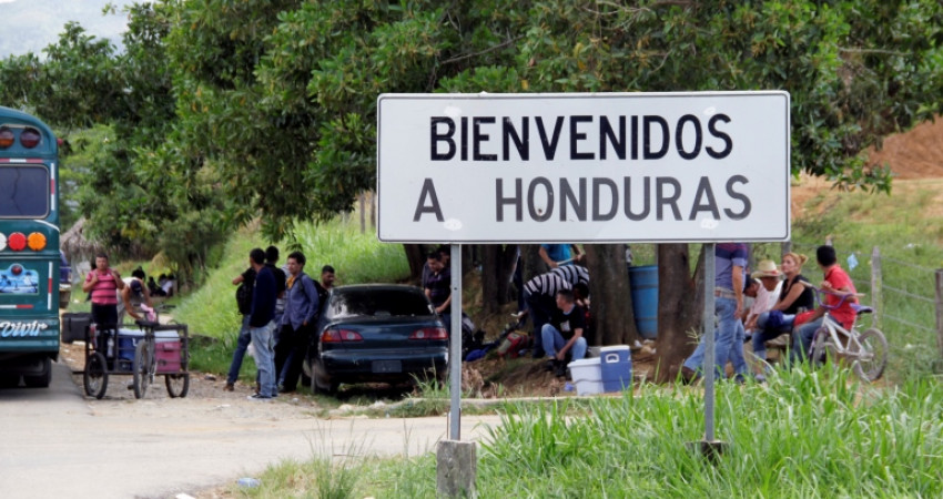 Skilt som sier velkommen til Honduras